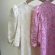 【MANI 瑪尼】韓版 圓領緹花寬鬆上衣-兩色 米白色.粉紅色(上衣)