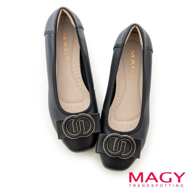 【MAGY】造型飾釦鬆緊帶真皮平底鞋(黑色)