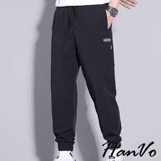 【HanVo】現貨 男款黑色橢圓小標休閒束腳長褲(舒適潮流輕薄休閒長褲 韓版直筒長褲 男生下著 B4009)