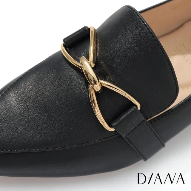 【DIANA】2.7 cm質感羊皮金屬幾條線條飾釦低跟尖頭低跟鞋(優雅黑)