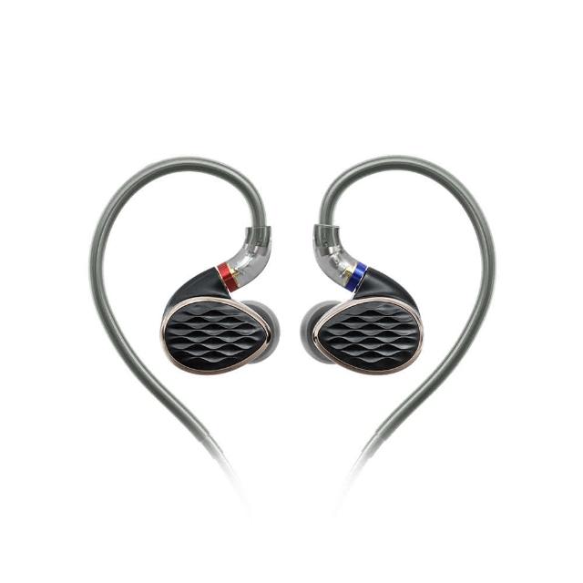 FiiO FH15 FiiO FH15 是專業級圈鐵入耳式耳機,採用定製樓氏 RAD*2 動鐵 + 樓氏 ED 動鐵 + 10mm 碳基球頂振膜動圈單體,提供 10Hz-40kHz 寬廣頻率響應與 112dB/mW 高靈敏度,阻抗僅 16Ω,適合行動裝置直推。配備高純度單晶銅鍍銀線材(120cm),MMCX 可換接頭支援 3.5mm/4.4mm 插頭,鋁合金金屬外殼輕盈僅 6.6g,黑色純色設計舒適耐用。中國原廠生產,一年保固,完美適用通用作業系統,是 HIFI 愛好者與監聽用途的首選,帶來細膩平衡的極致聽覺享受。