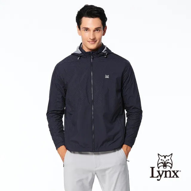 【Lynx Golf】男款防風防潑水反光斜紋造型Lynx左肩針織帶剪接設計拉鍊口袋長袖可拆式連帽外套(深藍色)