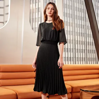 【ILEY 伊蕾】摩登優雅低奢剪裁金蔥垂墜壓摺洋裝(黑色；M-XL；1224017056)