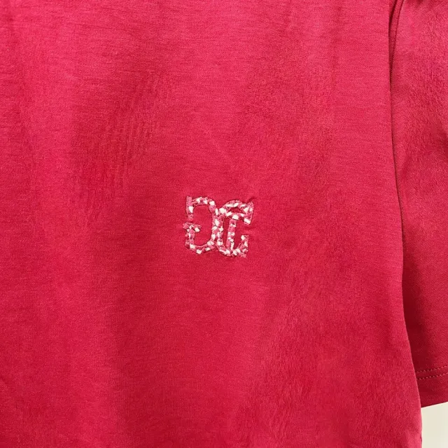 【MANI 瑪尼】修身剪裁抗皺字母刺繡T恤-兩色 黑色.酒紅色(T恤)