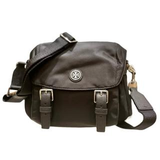 【TORY BURCH】TORY BURCH VIRGINIA 銀雙T前雙扣掀蓋尼龍斜揹包 郵差包 黑色(母親節送禮)
