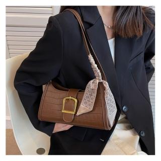 【AKARA】女包 時尚皮帶扣淑女曲線側揹包手拿包