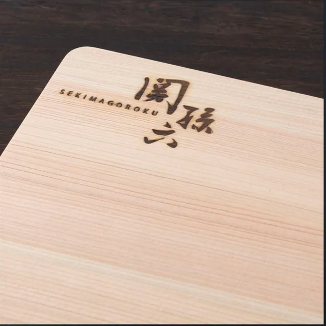 【日本貝印KAI】日本製-匠創名刀關孫六 一體成型不鏽鋼刀(牛刀+檜木砧板)