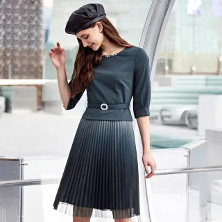 【ILEY 伊蕾】氣質鑽飾拼接漸層網紗壓摺縲縈洋裝(深藍色；M-XL；1223077341)