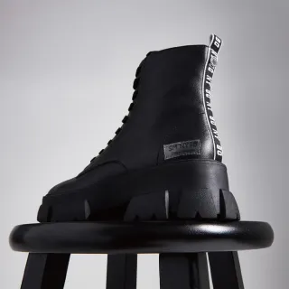 【steve madden】TANKER ROCK BOTTON 經典綁帶字母厚底中筒靴(黑色)