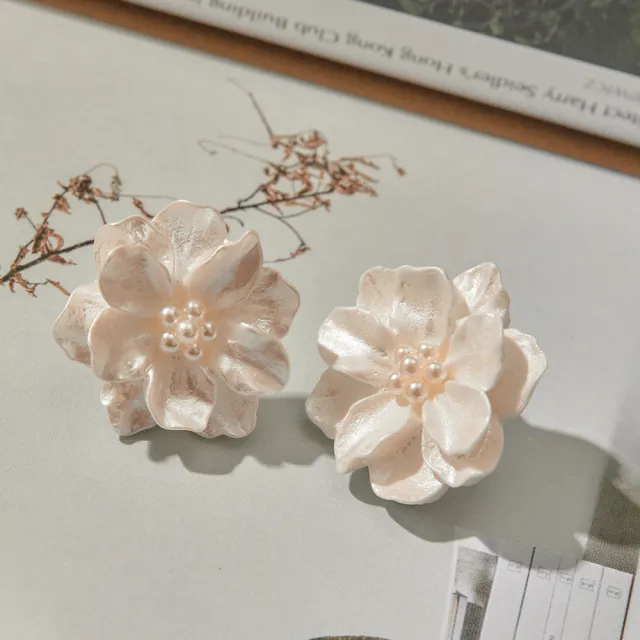 【OB 嚴選】立體雕花鑲嵌珍珠花朵925銀針耳環 《XA309》