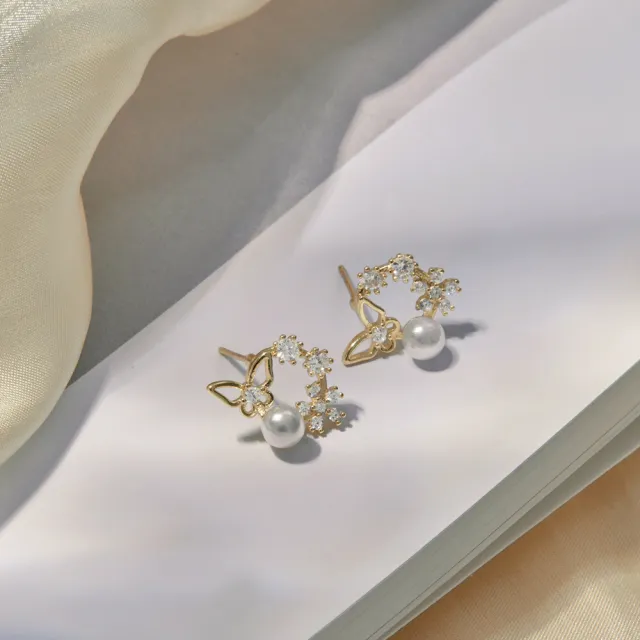 【OB 嚴選】蝴蝶鋯石珍珠花圈925銀針耳環 《XA333》