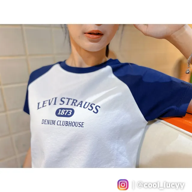 【LEVIS 官方旗艦】女款 撞色拼接袖合身短版T恤 / 復古學院風字母Logo 藍 熱賣單品 A6534-0000