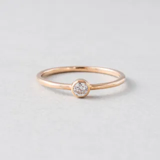 【ete】K18 經典單鑽包鑲鑽石戒指-0.10ct(金色 玫瑰金色)
