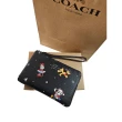 【COACH】coach&迪士尼100th限量卡通人物雪花黑底小手拿禮盒組(母親節)