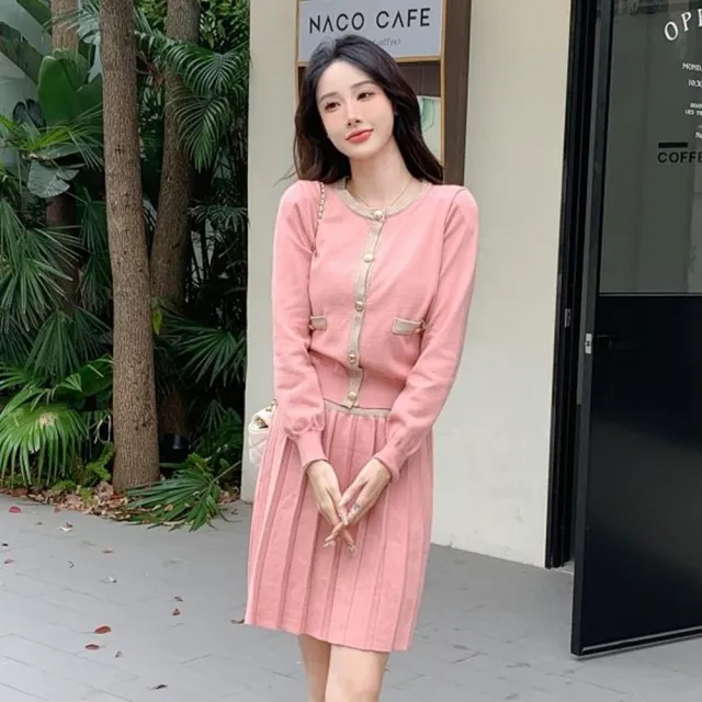 【baibeauty 白鳥麗子】經典撞色針織排釦長袖上衣+高腰百摺A字短裙(兩件式套裝)