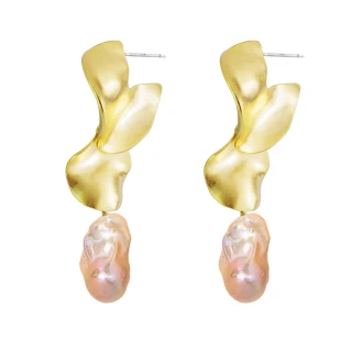 【Olivia Yao Jewellery】金色份量感首飾 手工捶製不規則波紋 金色貝霓珍珠耳環(Scallop Collection)