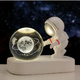【送禮首選】太空人星空漫步水晶球小夜燈(USB氣氛燈 療癒擺飾 星空燈 交換禮物 情人節 生日禮物 紀念)