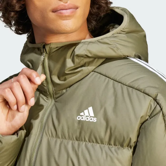【adidas 愛迪達】ESS 3s Mid D J 男 羽絨外套 連帽 運動 休閒 冬季 保暖 防潑水 橄欖綠(IK3214)