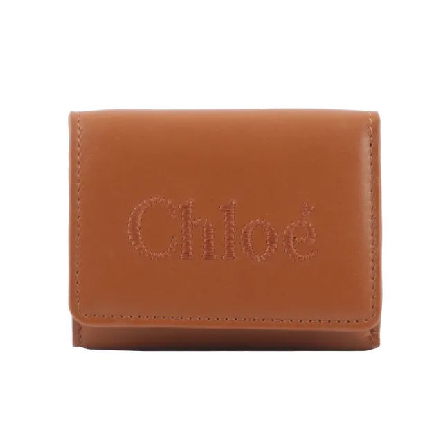 【Chloe’ 蔻依】Sense 刺繡標誌小款三折短夾(焦糖色)