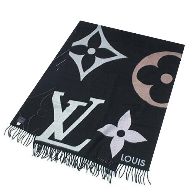這款 LV M76383 經典 Ultimate 系列 Monogram 花紋羊毛羊絨流蘇圍巾，以品牌經典的 Monogram 花紋為設計靈感，結合高品質羊毛與羊絨材質，帶來極致柔軟與保暖效果。流蘇設計增添時尚感，適合日常搭配或作為禮物贈送，展現 LV 品牌的高階時尚風格與獨特工藝。