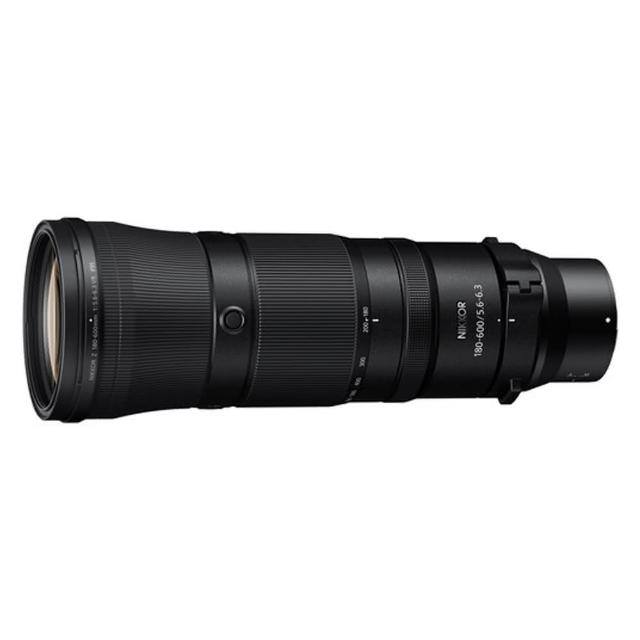  Nikon 尼康 Z 180-600mm f/5.6-6.3 VR 鏡頭，專為 Nikon Z 系列相機設計，提供 180-600mm 超遠攝變焦範圍，內建 VR 光學防震系統，6 枚 ED 低色散鏡片及氟塗層設計，捕捉野生動物、運動與遠距景物。95mm 濾鏡尺寸，重量約 1955g，放大倍率 0.25 倍，完美適合戶外攝影愛好者。公司貨，12 個月保固。 