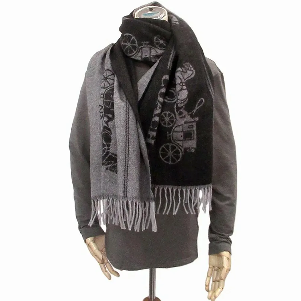 【COACH】義大利製超大馬車圖案喀什米爾羊毛寬版披肩圍巾(黑/灰)