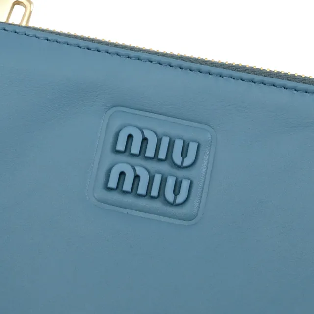 【MIU MIU】簡約經典LOGO皮革信用卡手拿包零錢包簡易短夾(天藍)