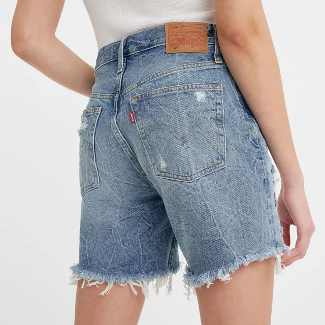 【LEVIS】女款 501中腰排釦牛仔中腿短褲 / 個性抽鬚大破壞 熱賣單品 85833-0051