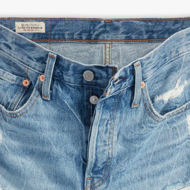 【LEVIS】女款 501中腰排釦牛仔中腿短褲 / 個性抽鬚大破壞 熱賣單品 85833-0051