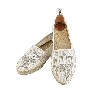 【Chloe’ 蔻依】CHLOE WOODY壓印LOGO印花蕾絲搭草編平底漁夫鞋(米)