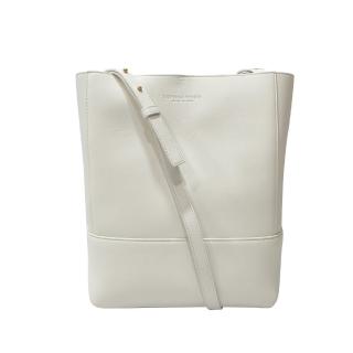 【BOTTEGA VENETA 寶緹嘉】576173 經典柔軟小羊皮壓紋LOGO素色水桶款單肩/斜揹包(白色)