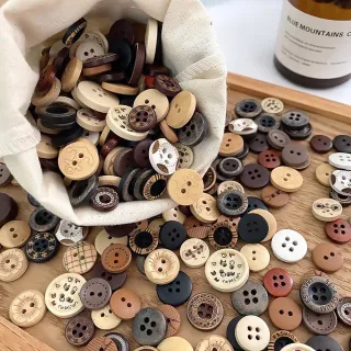【子】木製鈕扣 木釦1包約200顆 木釦(釦子材料包 鈕扣  感官教具 鈕扣材料包)