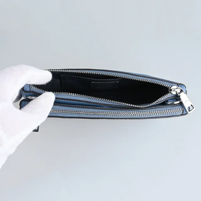 【COACH】經典銀色金屬LOGO鵝卵石紋路皮革斜背包(淺藍)