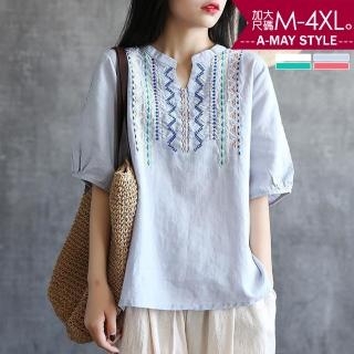 【艾美時尚】中大尺碼女裝 T恤 日韓復古V領棉麻感繽紛刺繡上衣。M-4XL(4色.現貨+預購)