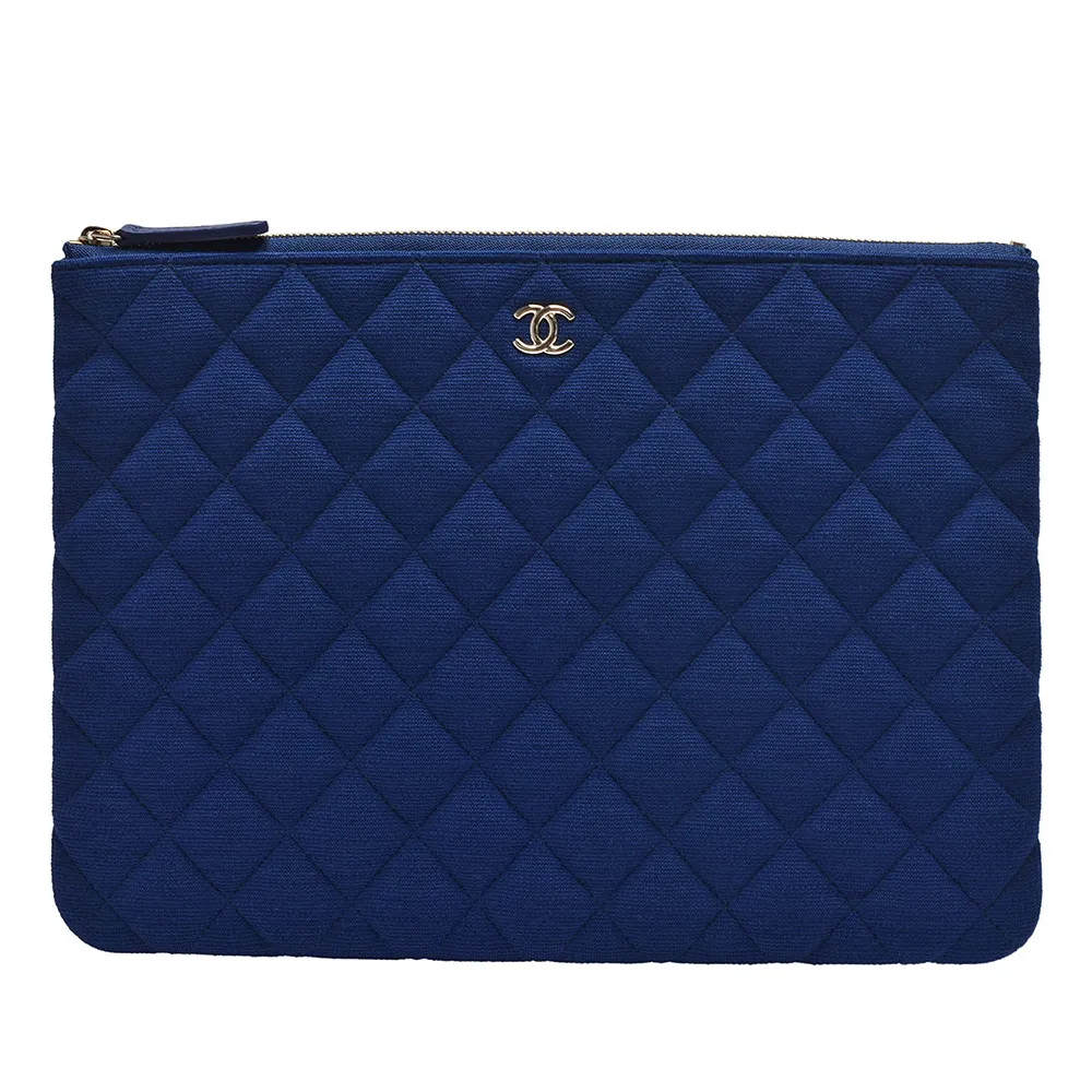 【CHANEL 香奈兒】經典布面菱格紋雙C LOGO拉鍊手拿包(海軍藍82545-NAVY-GP)