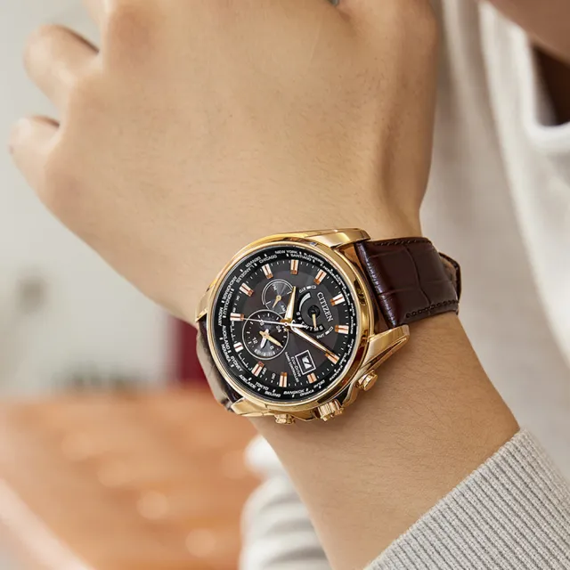 【CITIZEN 星辰】GENTS系列 廣告款 電波時計 萬年曆 光動能腕錶 禮物推薦 畢業禮物(AT9123-13E)