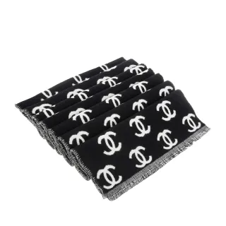 【CHANEL 香奈兒】新款滿版雙C LOGO羊毛圍巾/披肩(黑色/白色)
