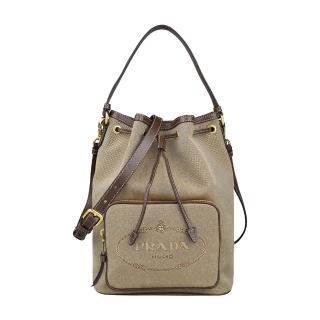 【PRADA 普拉達】PRADA刺繡LOGO緹花帆布搭配牛皮滾邊束口手提斜背水桶包(米x深褐x黑)