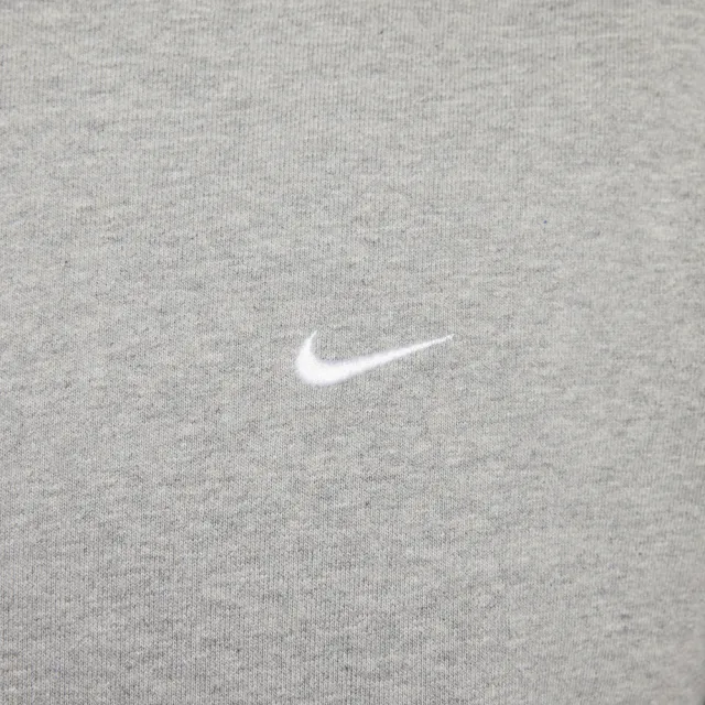 【NIKE 耐吉】休閒長袖上衣 大學T_男 中性_灰色_AS M NK SOLO SWSH FLC CRW(DX1362063)