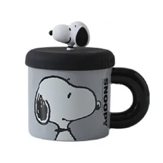 【SNOOPY 史努比】公仔杯蓋陶瓷馬克杯 360ml 黑色 咖啡杯、茶杯、水杯(咖啡杯、茶杯、水杯)