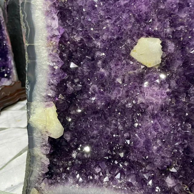 【千奇國際精品】超美火型紫水晶洞 ESPa+☆21.1kg(共生瑪瑙邊 鈦晶 方解石 聚氣旺宅開運)