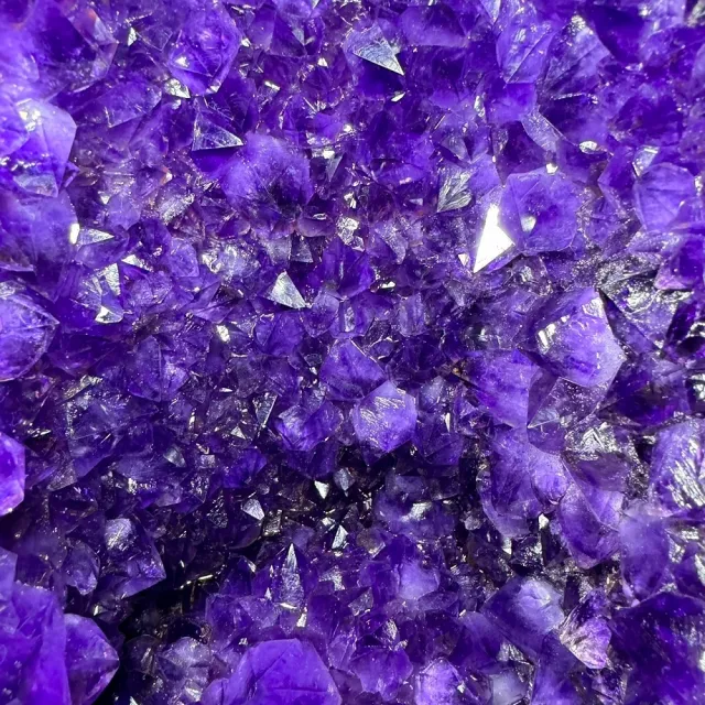 【千奇國際精品】ESPa++頂級巴西 紫水晶洞 32.7kg(共生千層多彩瑪瑙邊 滿鈦晶洞 有洞深)