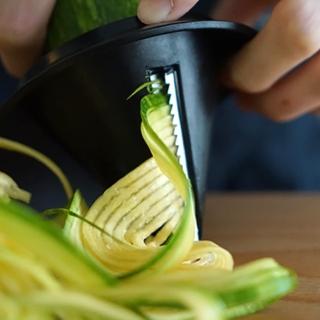 【Triangle 三角牌】德國 螺旋刨絲刀 精確切割0.2公分的蔬菜(蔬果旋轉刨絲器 刨絲器 廚房創意小工具 刨絲)