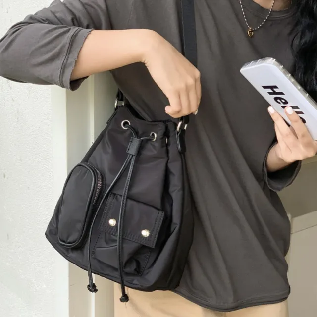 【LEESA】雙11 尼龍抽繩包\水桶包\大容量包包\尼龍斜背包\工裝包\黑色包包\奶茶色包包\日系包包