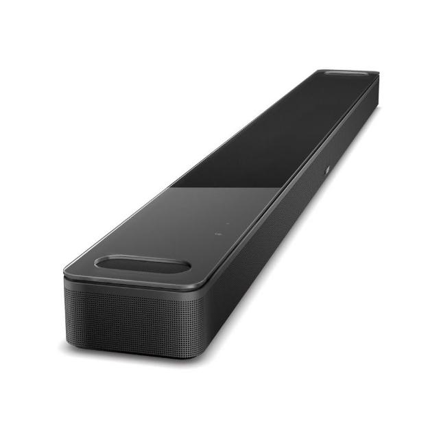 Bose Soundbar Ultra 是一款高階家庭娛樂揚聲器，支援杜比全景聲與TrueSpace技術，提供沉浸式音響體驗。內建AI對話模式，可自動調整音量與音效，並支援Bluetooth、HDMI及光纖連線。附隨附遙控器與2顆AAA電池，適合搭配電視或影音裝置使用，打造專業家庭劇院環境。