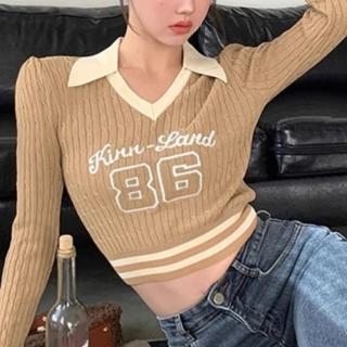 【Amirr 艾米爾】★美式復古POLO領刺繡針織短款上衣(女上衣/長袖/針織)