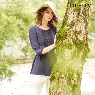 【en-suey 銀穗】光澤圓領蕾絲綁帶襯衫上衣-女