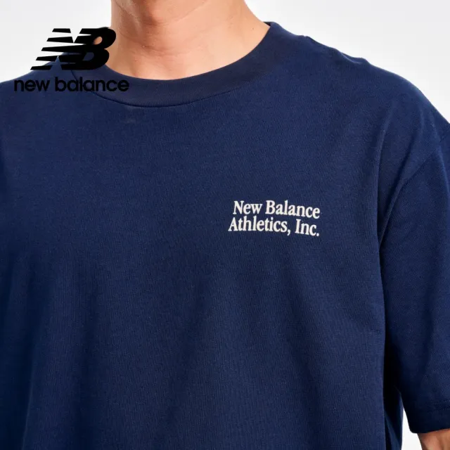 【NEW BALANCE】NB 背面標語寬鬆短袖上衣_男性_藍色_MT41588NNY(美版 版型偏大)