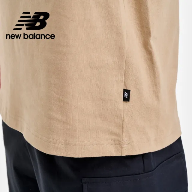 【NEW BALANCE】NB 背面標語寬鬆短袖上衣_男性_卡其色_MT41588SOT(美版 版型偏大)