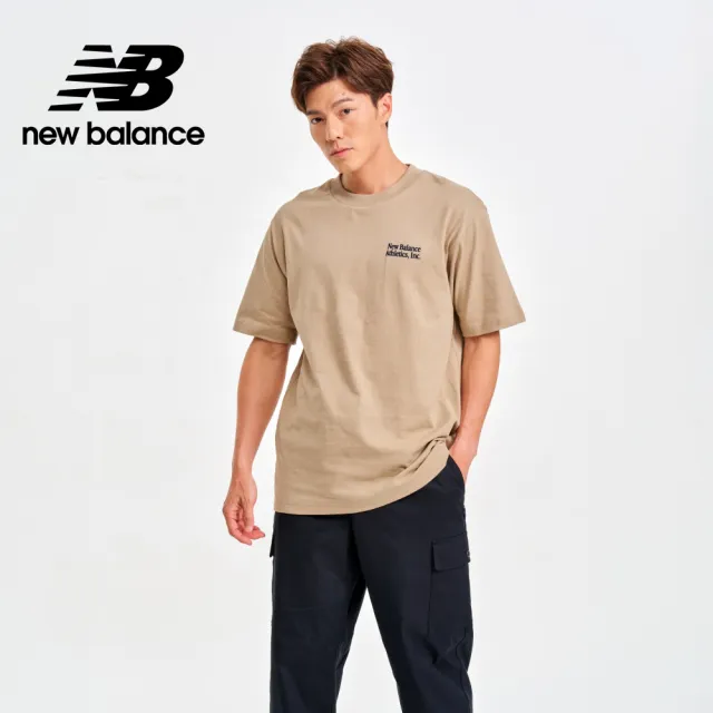 【NEW BALANCE】NB 背面標語寬鬆短袖上衣_男性_卡其色_MT41588SOT(美版 版型偏大)